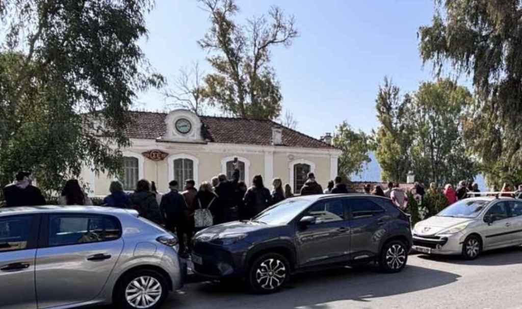 Το evia online εξασφάλισε αποκλειστικά πλάνα από τα γυρίσματα της νέας ταινίας με πρωταγωνιστή τον Μπραντ Πιτ, που πραγματοποιούνται στη Χαλκίδα, προκαλώντας έντονο ενδιαφέρον σε κατοίκους και επισκέπτες της πόλης. Οι κάμερες στήθηκαν από νωρίς το πρωί σε κεντρικό σημείο. Τα μέτρα ασφαλείας αυστηρότατα αλλά συνάμα διακριτικά. Η παραγωγή κινείται με γρήγορους ρυθμούς για τις ανάγκες των σκηνών.  Στα αποκλειστικά πλάνα του evia online διακρίνεται ο διάσημος ηθοποιός κατά τη διάρκεια γυρίσματος εξωτερικής σκην