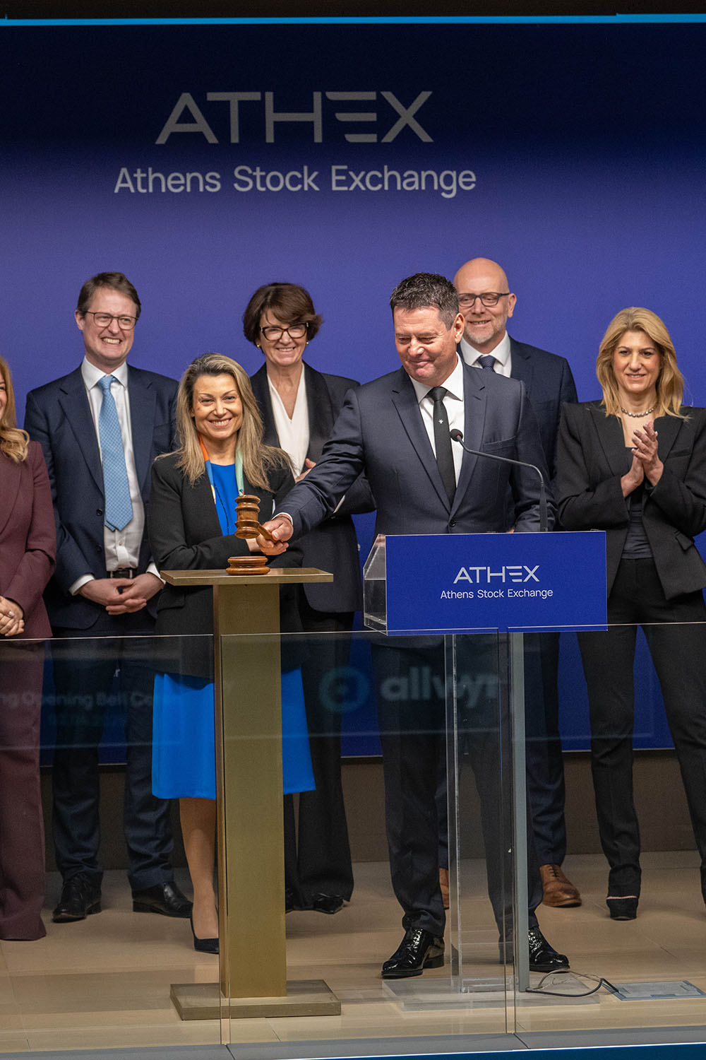 Ο Karel Komarek, Ιδρυτής και Πρόεδρος της Allwyn, κηρύσσει την έναρξη της συνεδρίασης του ΧΑ