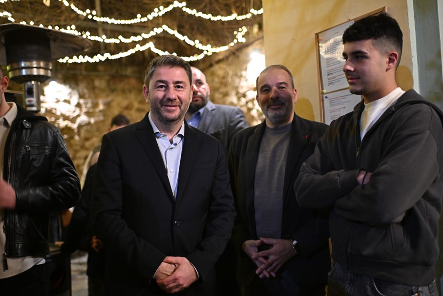 Ο Ανδρουλάκης στην περιφορά του Επιταφίου στην Πλάκα