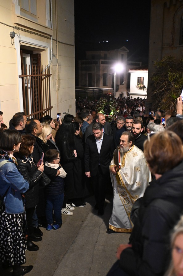 Ο Ανδρουλάκης στην περιφορά του Επιταφίου στην Πλάκα