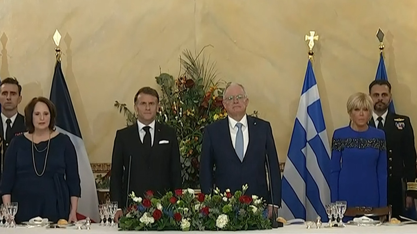 Στο Προεδρικό Μέγαρο ο Μακρόν με τη σύζυγό του Μπριζίτ