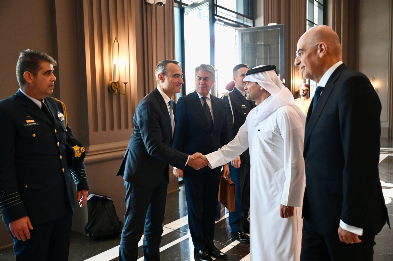 Τι συζήτησε ο Δένδιας με τον Εμίρη του Κατάρ 