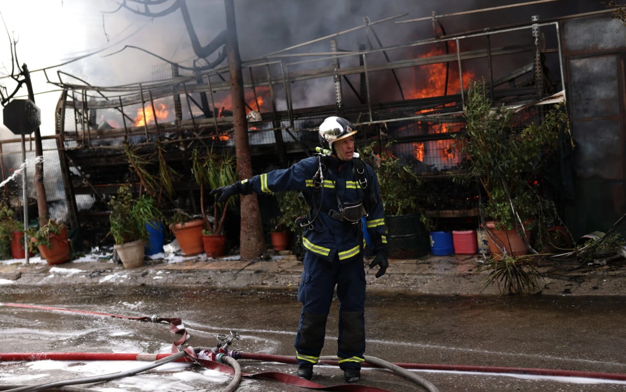 Ίλιον: Φωτιά σε κατάστημα