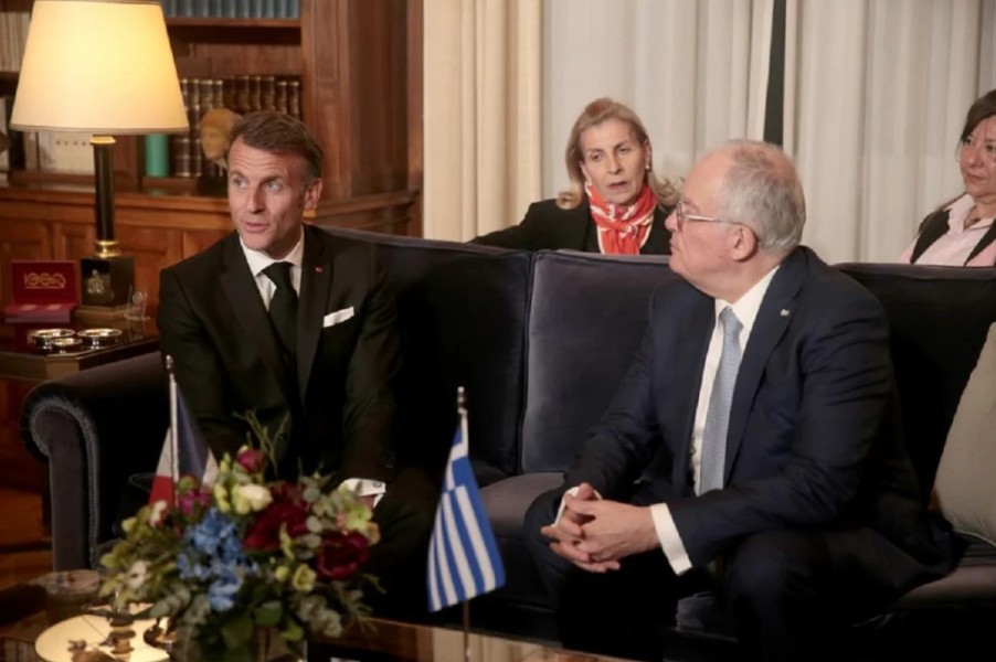 Στο Προεδρικό Μέγαρο ο Μακρόν με τη σύζυγό του Μπριζίτ