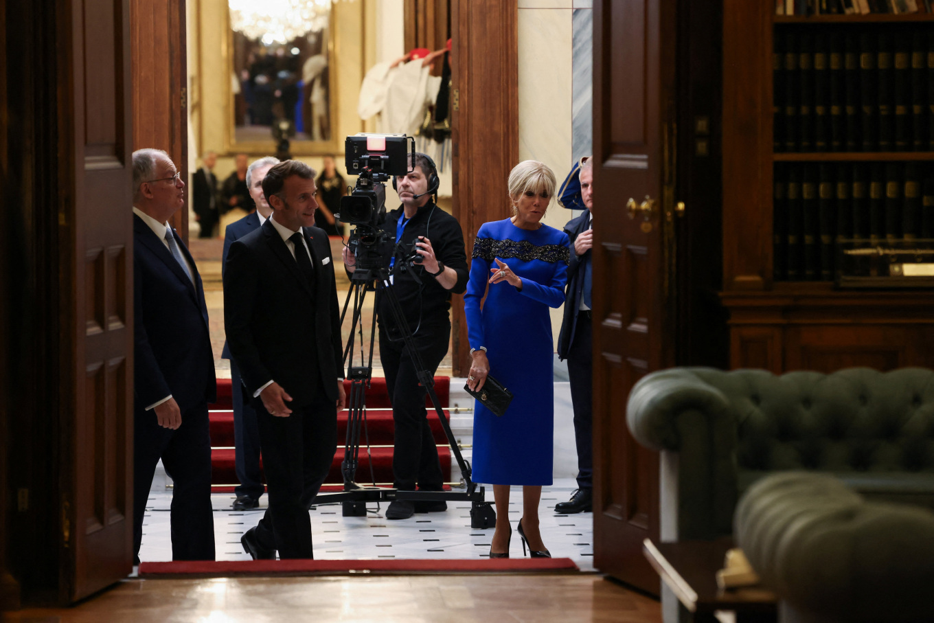 Στο Προεδρικό Μέγαρο ο Μακρόν με τη σύζυγό του Μπριζίτ