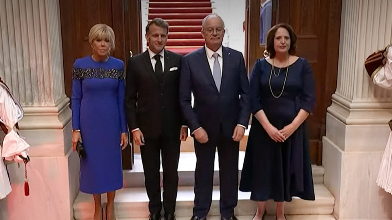 Στο Προεδρικό Μέγαρο ο Μακρόν με τη σύζυγό του Μπριζίτ 