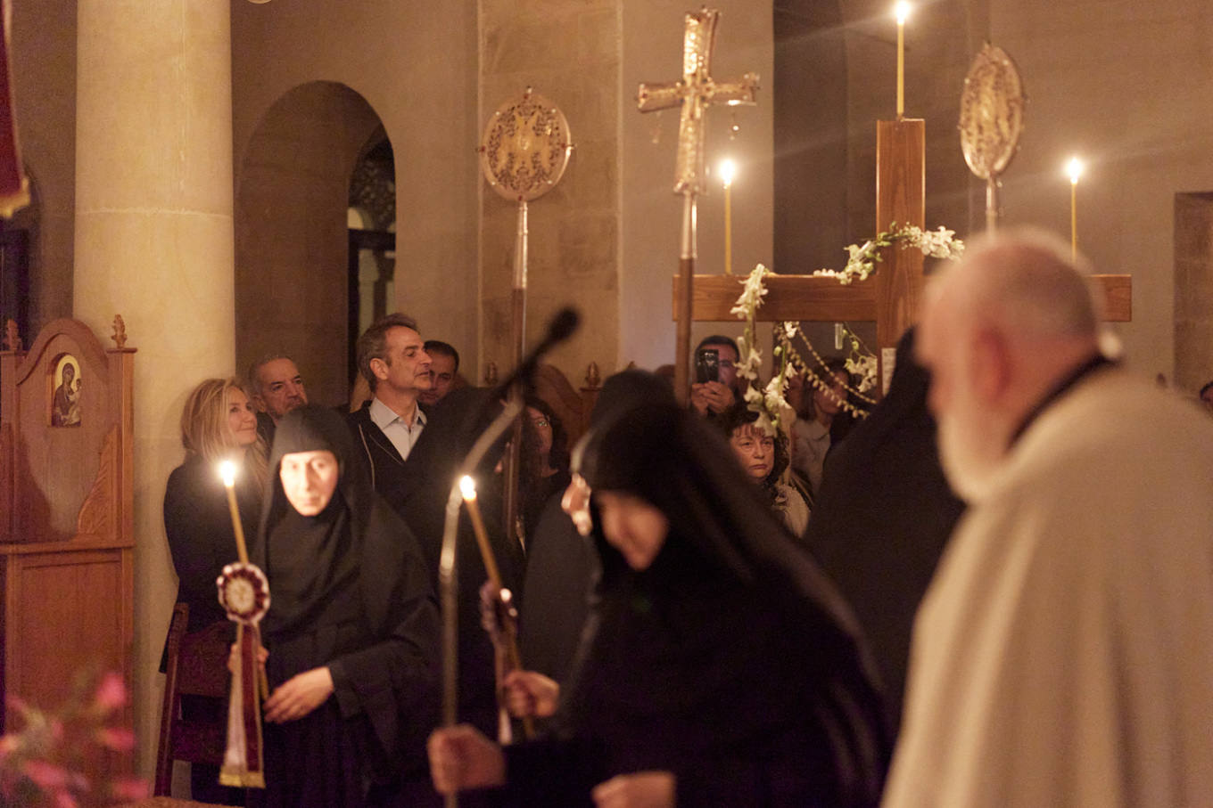 Ο Κυριάκος Μητσοτάκης στoν Επιτάφιο στα Χανιά