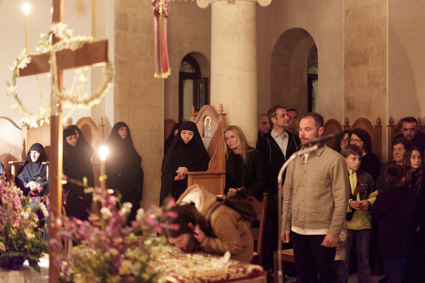 Ο Κυριάκος Μητσοτάκης στoν Επιτάφιο στα Χανιά