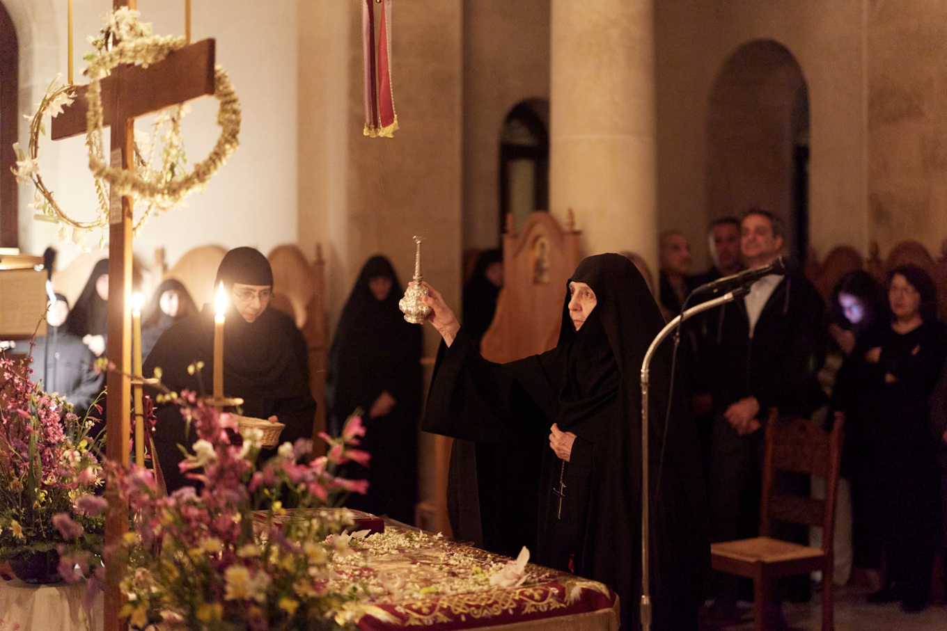 Ο Κυριάκος Μητσοτάκης στoν Επιτάφιο στα Χανιά