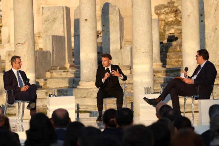 η συζήτηση του Κυριάκου Μητσοτάκη με τον Εμανουέλ Μακρόν στη Ρωμαϊκή Αγορά