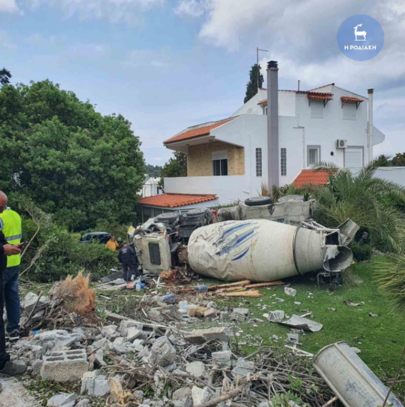 Μπετονιέρα κατέληξε σε αυλή σπιτιού στη Ρόδο