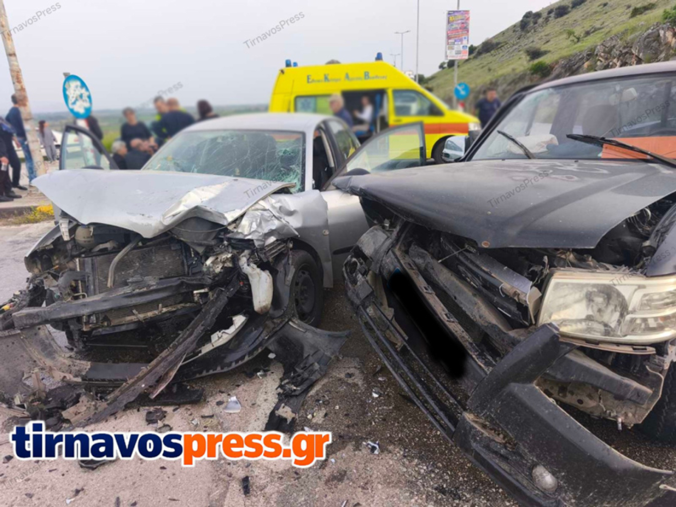 Πέντε τραυματίες σε τροχαίο στη Λάρισας-Κοζάνης