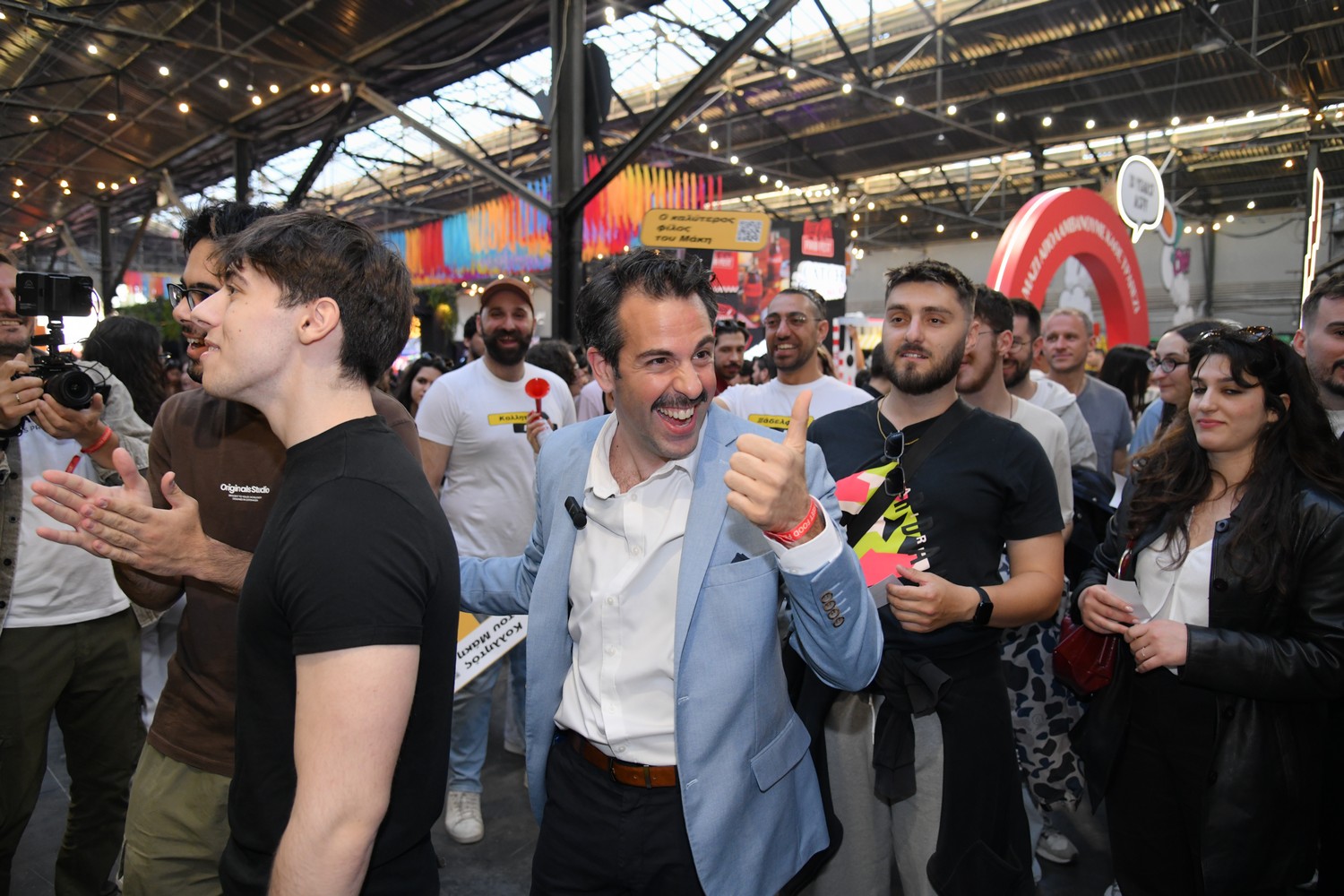 Ο Μάκης κερνά τους επισκέπτες του φεστιβάλ