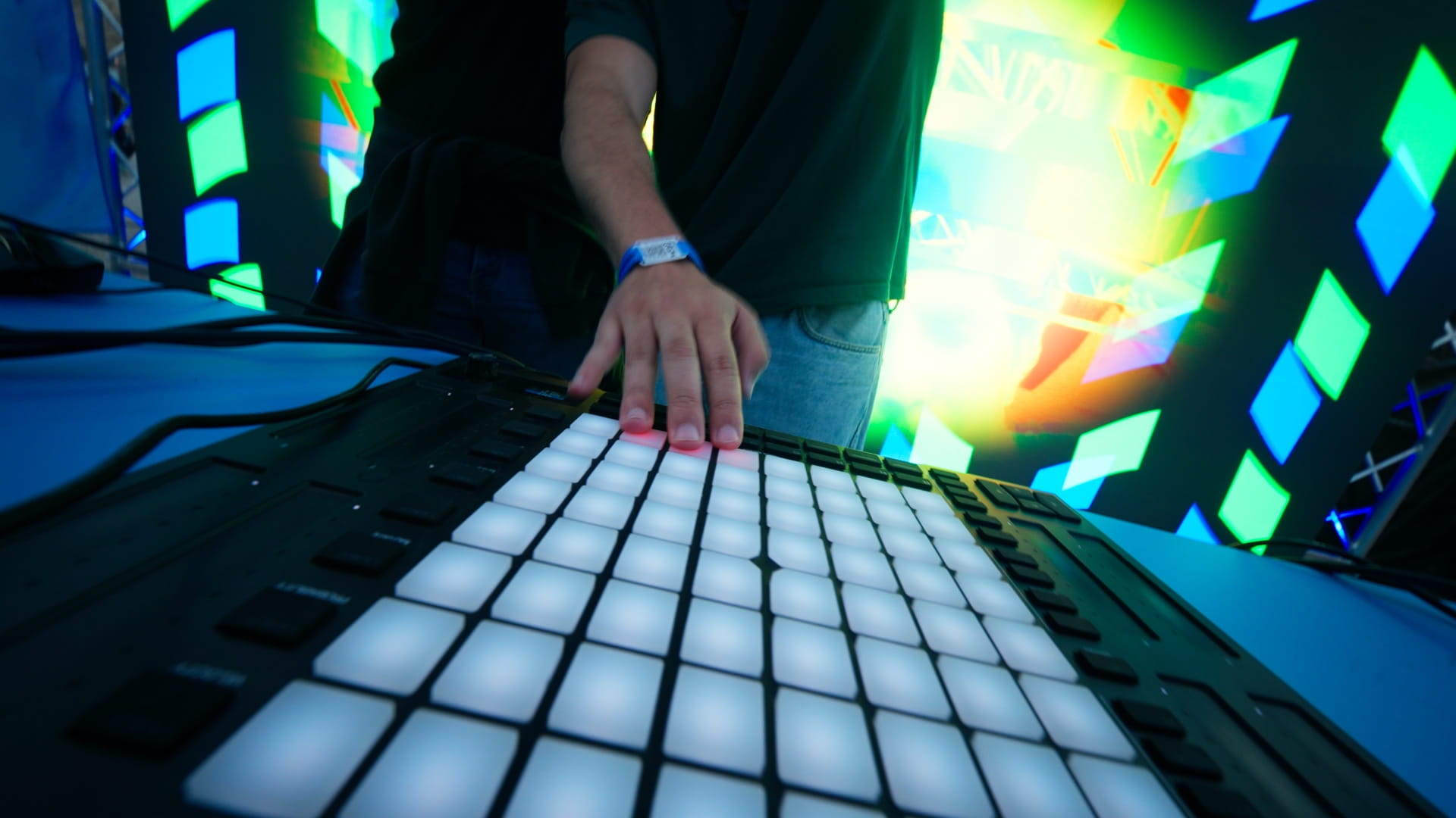 Κόσμος στο visual remix booth της Allwyn