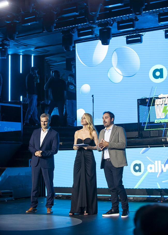 Ηλίας Κατσαρός, Chief Retail Officer της Allwyn Hellas, Ντορέττα Παπαδημητρίου, παρουσιάστρια της λαμπερής εκδήλωσης, Γιάννης Πανόπουλος, Chief Online Officer της Allwyn Hellas