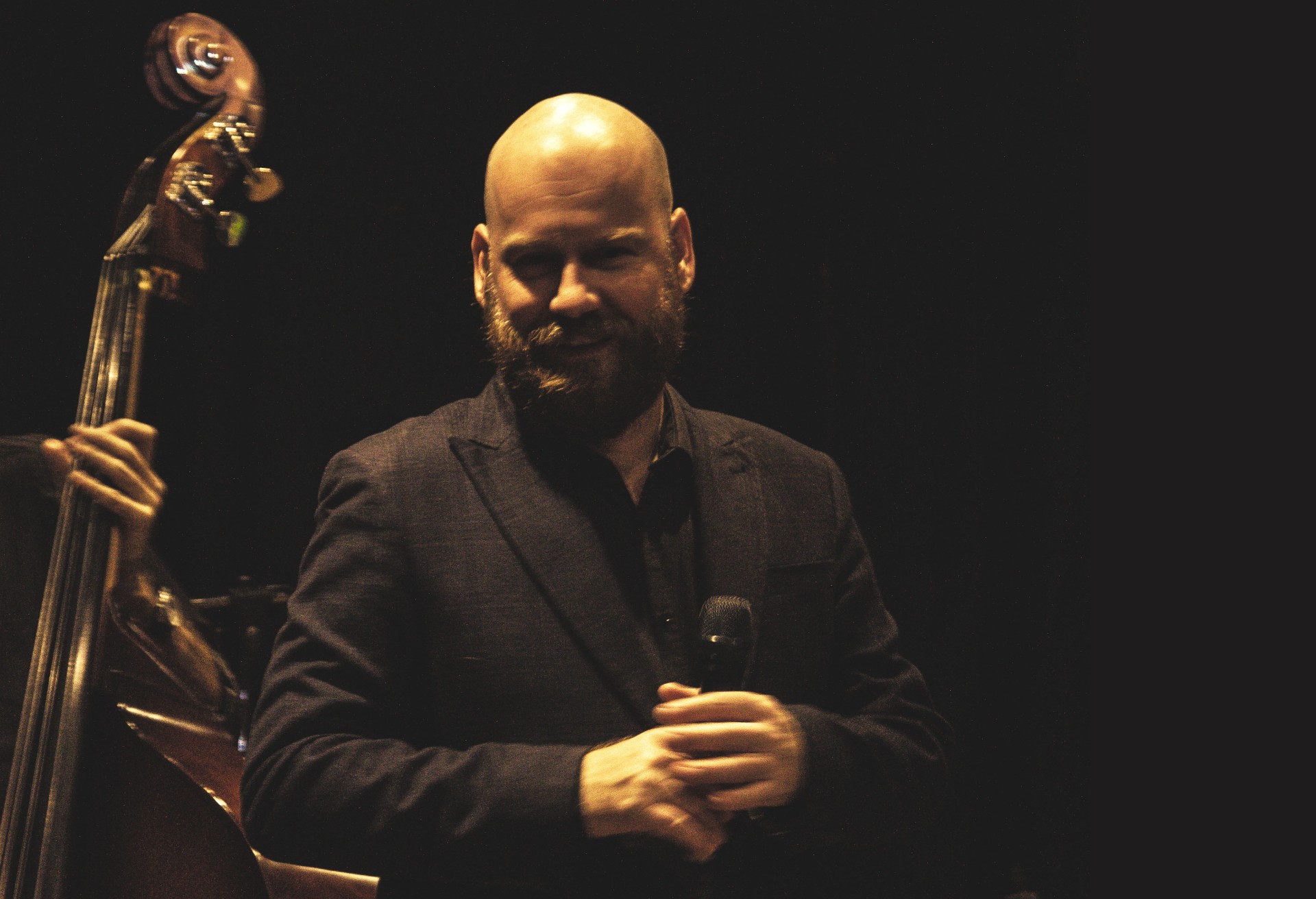 Το Theatre of The NO παρουσιάζει ένα ξεχωριστό αφιέρωμα στον Frank Sinatra την Πέμπτη, 7 Μαΐου, στις 21:30. Ο καταξιωμένος τραγουδιστής Alexandros Affolter φέρνει στη σκηνή το πολυαγαπημένο του πρότζεκτ «Sinatra With A Twist», προσφέροντας μια φρέσκια, προσωπική και συναρπαστική προσέγγιση στο έργο μιας από τις πιο θρυλικές φωνές του 20ού αιώνα.  Η συναυλία αποτελεί μια προσωπική διαδρομή μέσα από το ρεπερτόριο του Σινάτρα τραγούδια που συνόδευσαν τον Αλέξανδρο από μικρή ηλικία και διαμόρφωσαν τη μουσική το