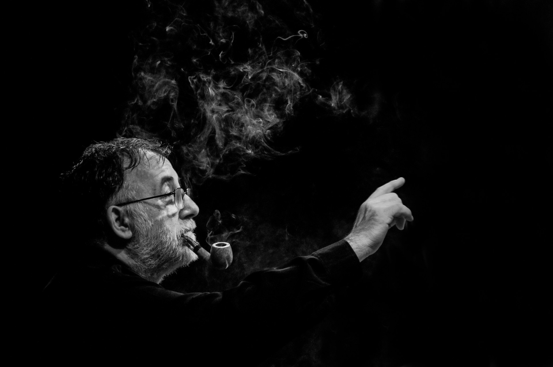Τα τραγούδια του Θάνου Μικρούτσικου στο Δημοτικό Θέατρο Λυκαβηττού: «Πάντα γελαστοί και γελασμένοι»