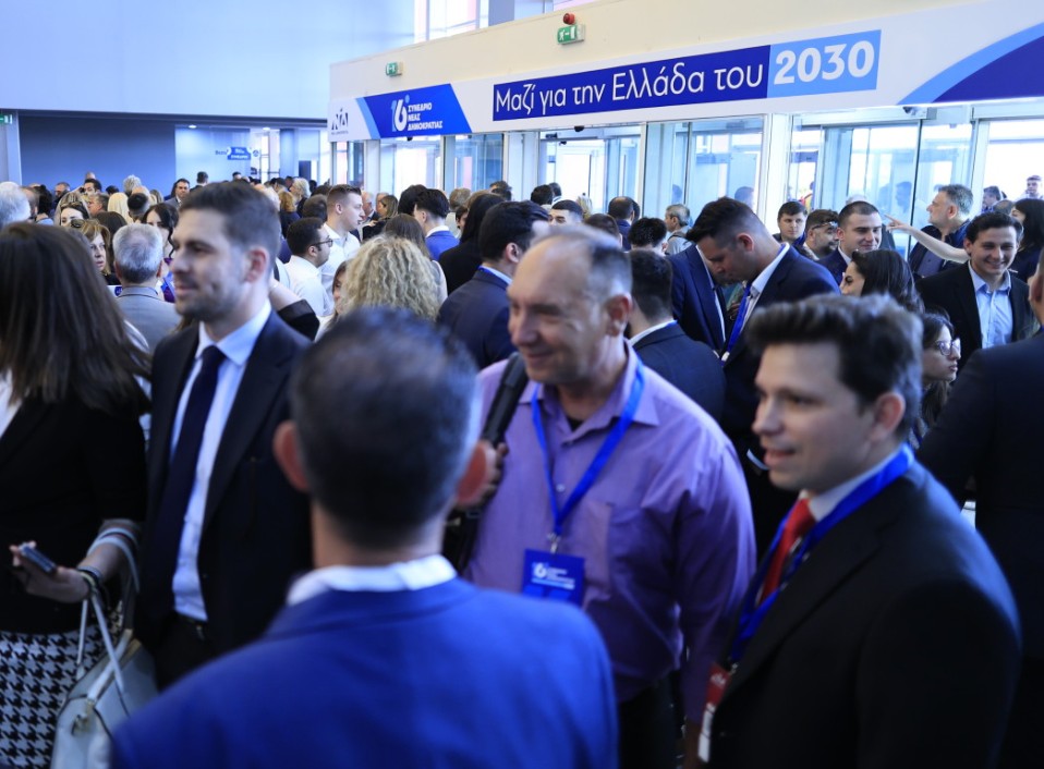 Σε λίγη ώρα ξεκινάει το συνέδριο της Νέας Δημοκρατίας και στελέχη και μέλη του κόμματος βρίσκονται στο Metropolitan Expo. Το συνέδριο θα ξεκινήσει με την ομιλία του προέδρου της οργανωτικής επιτροπής Θόδωρου Ρουσόπουλου, ενώ θα ακολουθήσει η ομιλία του Κυριάκου Μητσοτάκη. Οι πόρτες στο Metropolitan Expo άνοιξαν από νωρίς προκειμένου οι σύνεδροι να παραλάβουν τις διαπιστεύσεις τους. Τα «πηγαδάκια» ήταν στο φόρτε τους ήδη από τις 17:30, ενώ σταδιακά φτάνουν και τα κορυφαία στελέχη του κόμματος, βουλευτές και 