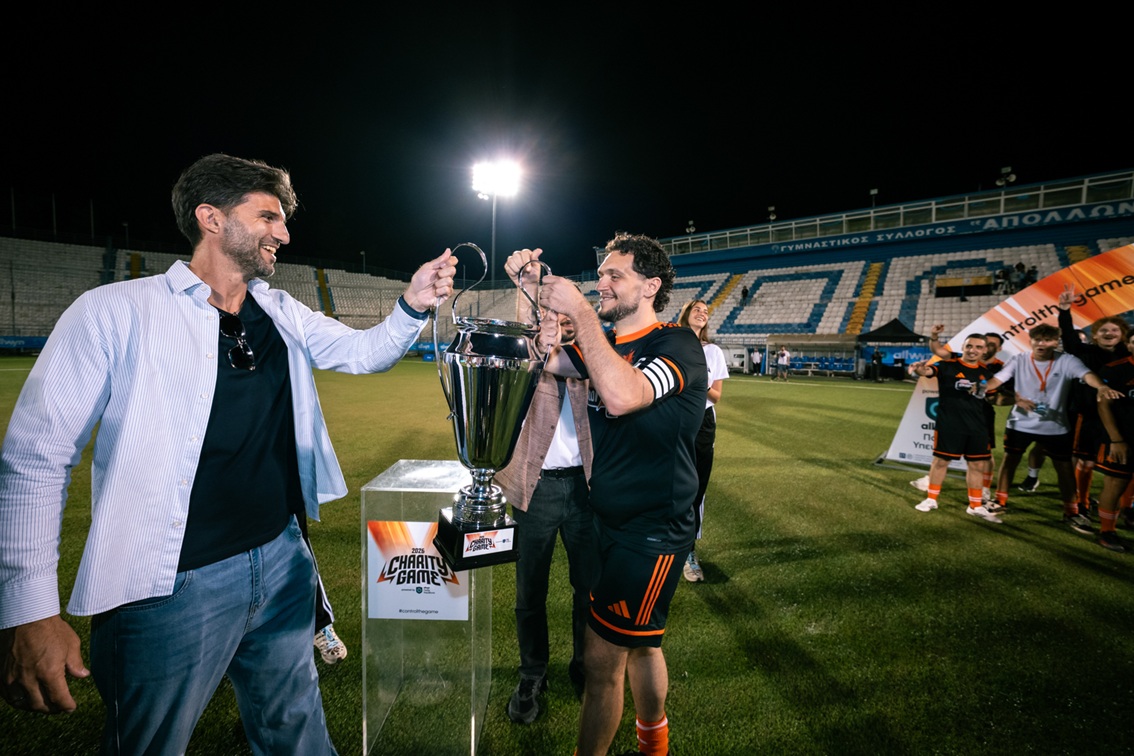 Απονομή κυπέλλου από τον Sponsorships Director της Allwyn, Γιώργο Ζούμα