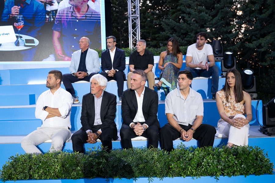 Στην πάνω σειρά:  Κυριάκος Γιαννόπουλος, Νίκος Ξυλούρης, Πάνος Βελέντζας, Νικόλ Παυλοπούλου και Απόστολος Χρήστου. Στην κάτω σειρά:  Μάκης Γκαγκάτσης, Ιβάν Γιοβάνοβιτς, Βασίλης Τοροσίδης, Τάσος Μπακασέτας και Μαρία Καπνίση