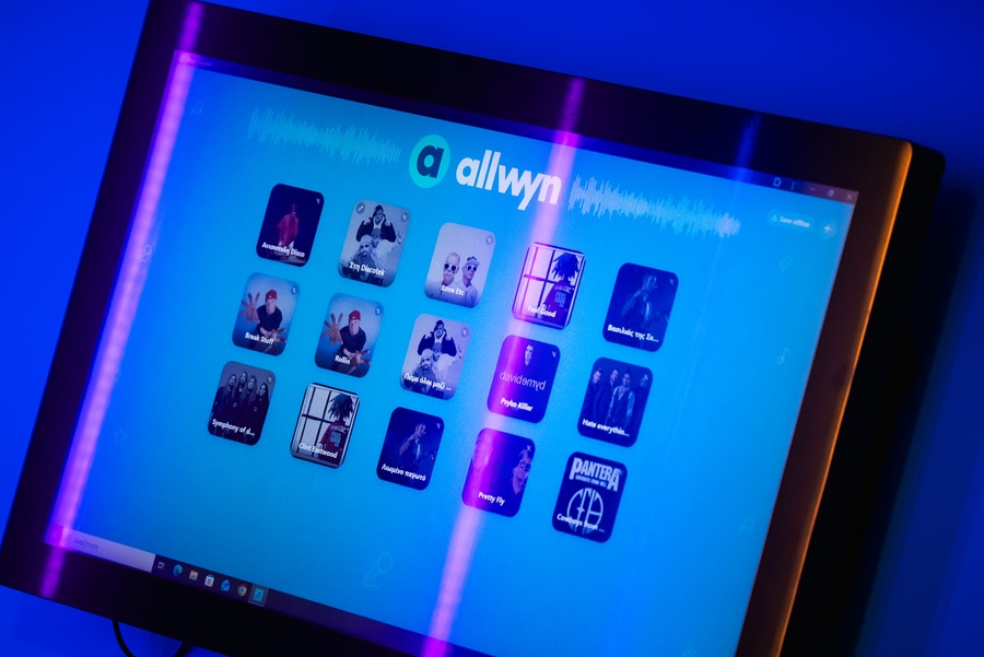 Karaoke και αναμνηστικές φωτογραφίες από την Allwyn