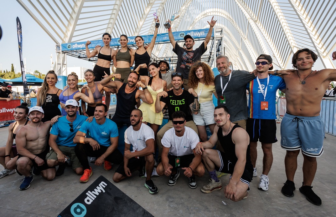 9. Οι συμμετέχοντες στους τελικούς του Allwyn Fitness Challenge (Ninja Warrior) με την ομάδα της Allwyn και τους Σάκη Τανιμανίδη και Χριστίνα Μπόμπα