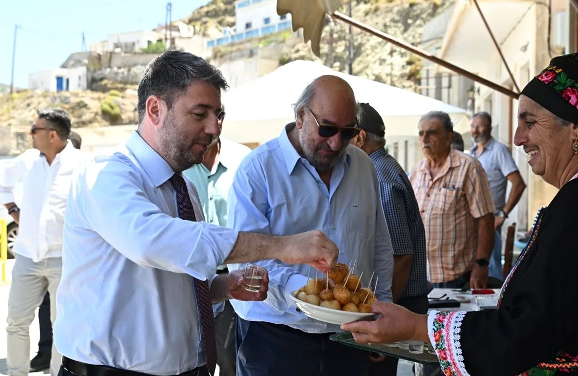 Το χωριό Όλυμπος της Καρπάθου επισκέφθηκε το μεσημέρι της Τρίτης ο Νίκος Ανδρουλάκης