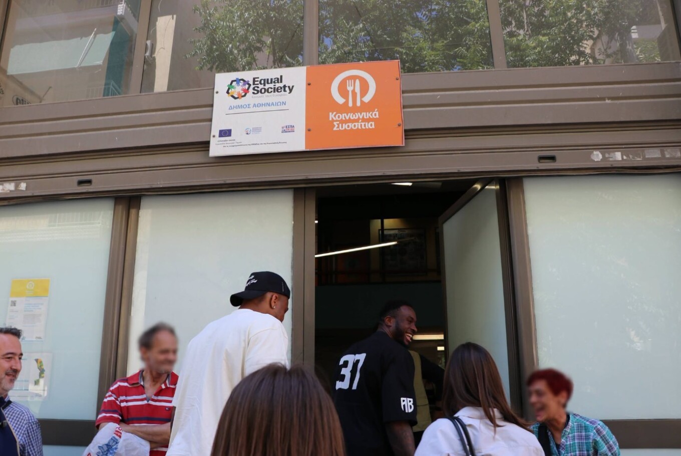 H οικογένεια Αντετοκούνμπο μοίρασε φαγητό σε συσσίτιο
