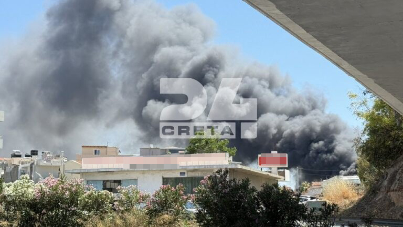 Η πυρκαγιά πήρε γρήγορα μεγάλες διαστάσεις λόγω του ιδιαίτερα εύφλεκτου υλικού όπως αναφέρει το neakriti.gr. Ιδιαίτερη ανησυχία προκαλεί το γεγονός ότι οι φλόγες καίνε σε πολύ κοντινή απόσταση από βιομηχανική ζώνη αλλά και οικίες.   Ανησυχία προκαλεί το γεγονός πως ακούστηκε μικρή έκρηξη στον χώρο, χωρίς μέχρι στιγμής να υπάρχουν αναφορές για τραυματισμούς όπως αναφέρει το neakriti. Πυροσβέστες επιχειρούν και σε κατοικίες που βρίσκονται κοντά στο σημείο της φωτιάς, έχοντας ανέβει στον 1ο και 2ο όροφο πολυκα