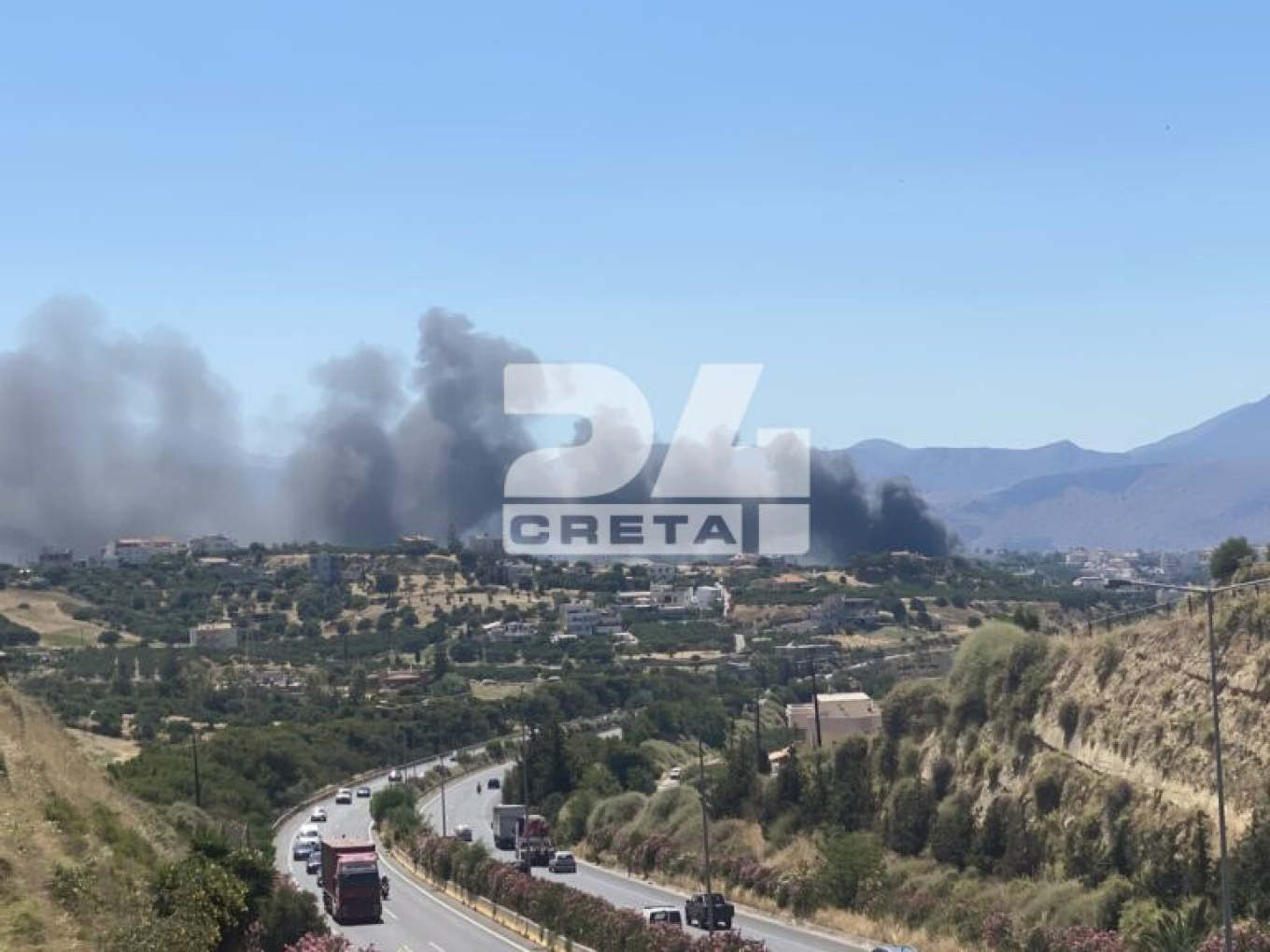 Η πυρκαγιά πήρε γρήγορα μεγάλες διαστάσεις λόγω του ιδιαίτερα εύφλεκτου υλικού όπως αναφέρει το neakriti.gr. Ιδιαίτερη ανησυχία προκαλεί το γεγονός ότι οι φλόγες καίνε σε πολύ κοντινή απόσταση από βιομηχανική ζώνη αλλά και οικίες.   Ανησυχία προκαλεί το γεγονός πως ακούστηκε μικρή έκρηξη στον χώρο, χωρίς μέχρι στιγμής να υπάρχουν αναφορές για τραυματισμούς όπως αναφέρει το neakriti. Πυροσβέστες επιχειρούν και σε κατοικίες που βρίσκονται κοντά στο σημείο της φωτιάς, έχοντας ανέβει στον 1ο και 2ο όροφο πολυκα
