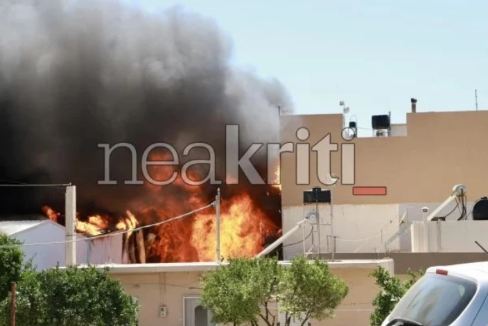 Κρήτη: Καίγονται σπίτια μετά από φωτιά σε εργοστάσιο