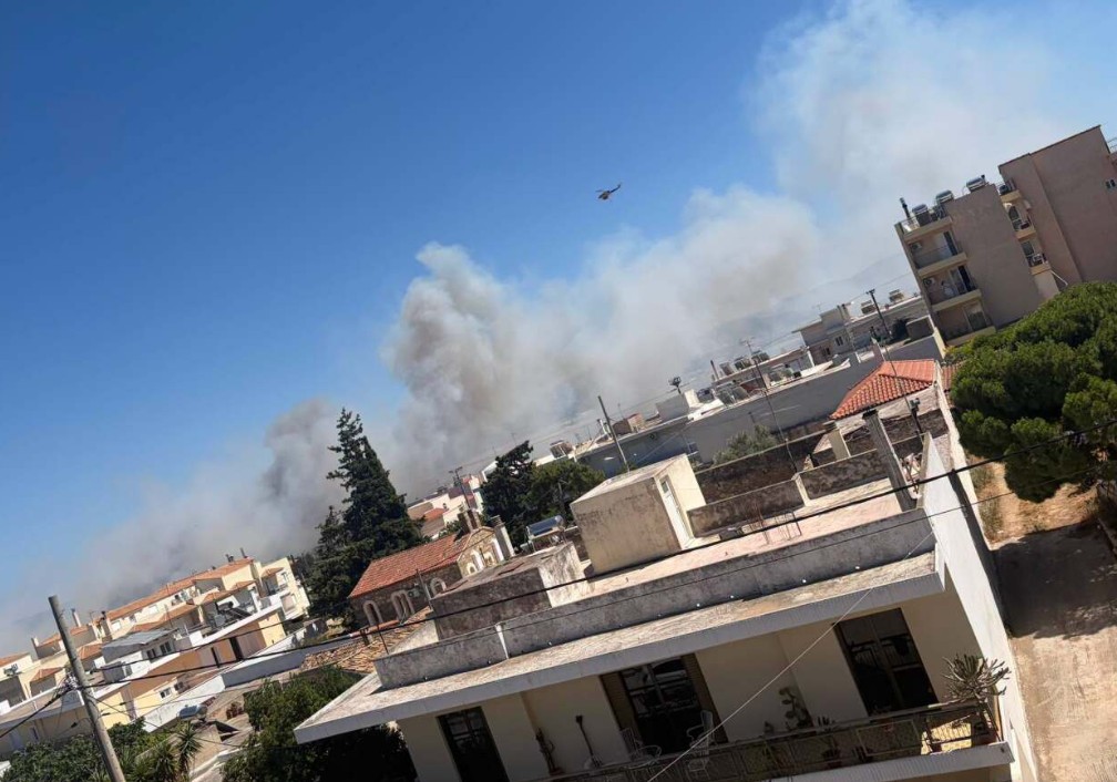 Φωτιά στα Σπάτα κοντά στο αεροδρόμιο
