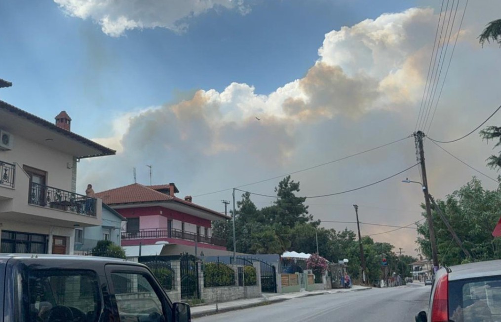Ανεξέλεγκτη η φωτιά στο Ωραιόκαστρο Θεσσαλονίκης