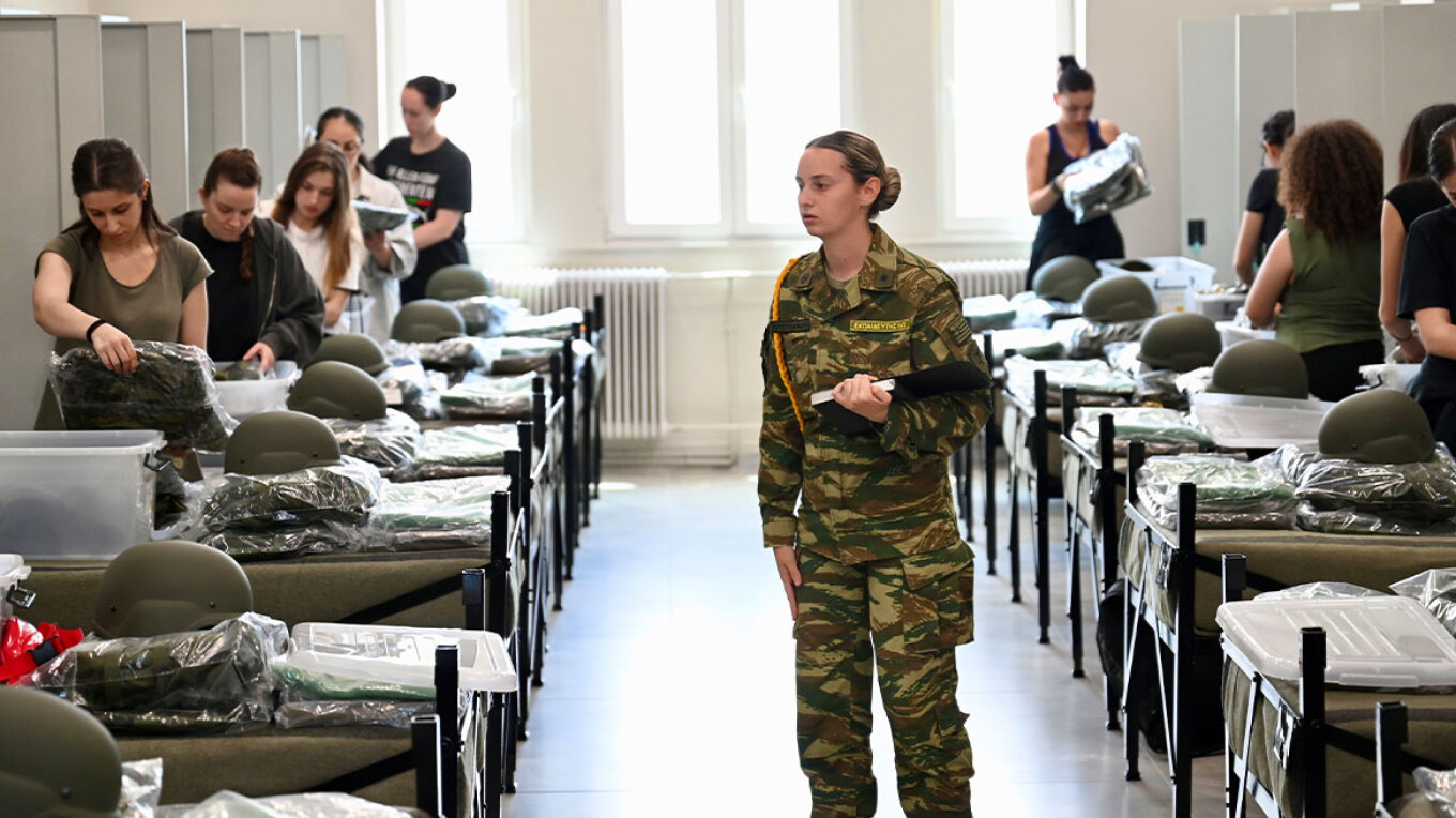 Ιστορική ημέρα για τις Ένοπλες Δυνάμεις: Παρουσιάστηκαν οι πρώτες γυναίκες 