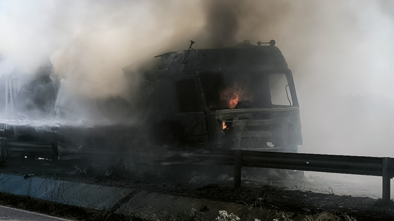 Νταλίκα τυλίχθηκε στις φλόγες στην Εθνική Οδό Μουδανιών – Θεσσαλονίκης