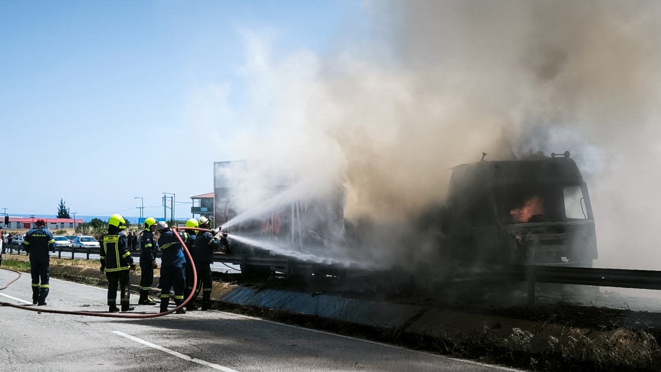 Νταλίκα τυλίχθηκε στις φλόγες στην Εθνική Οδό Μουδανιών – Θεσσαλονίκης