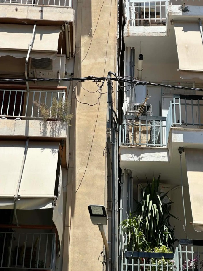 Πετράλωνα: Καρέ-καρέ η στιγμή της κατάρρευσης της πολυκατοικίας
