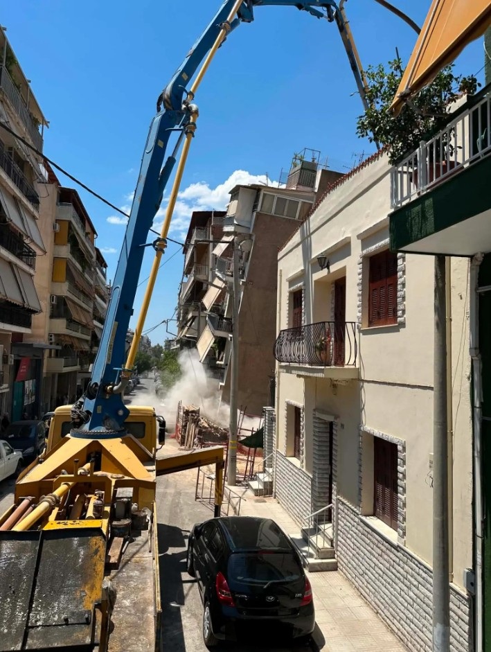 Πετράλωνα: Καρέ-καρέ η στιγμή της κατάρρευσης της πολυκατοικίας