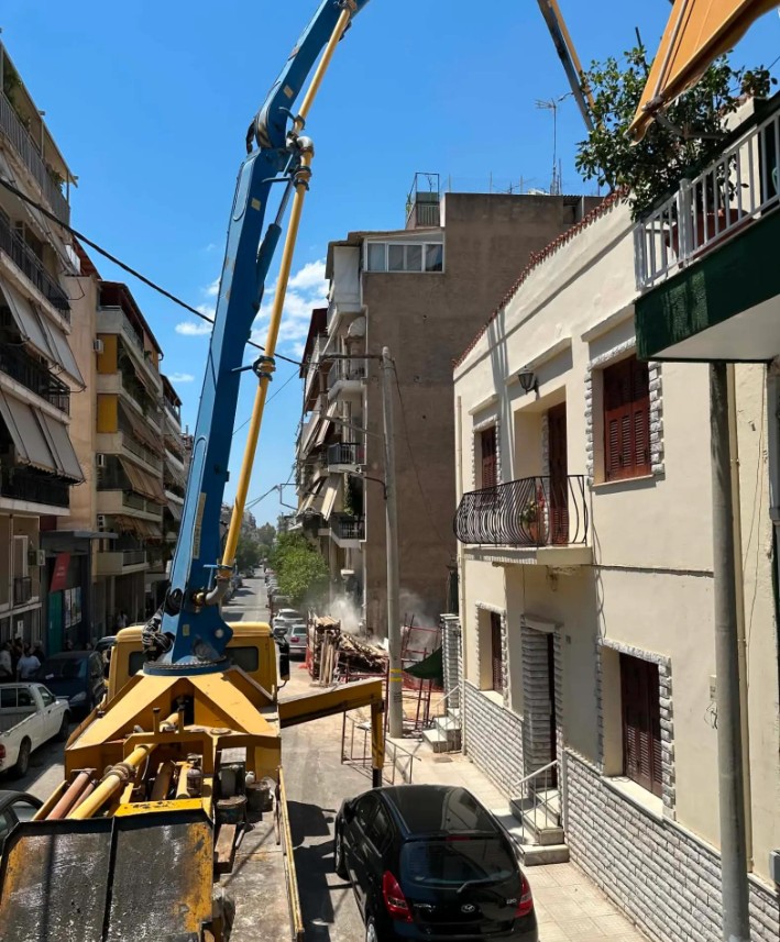 Πετράλωνα: Καρέ-καρέ η στιγμή της κατάρρευσης της πολυκατοικίας