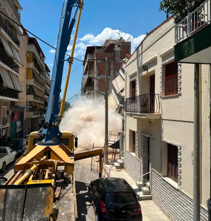 Πετράλωνα: Καρέ-καρέ η στιγμή της κατάρρευσης της πολυκατοικίας
