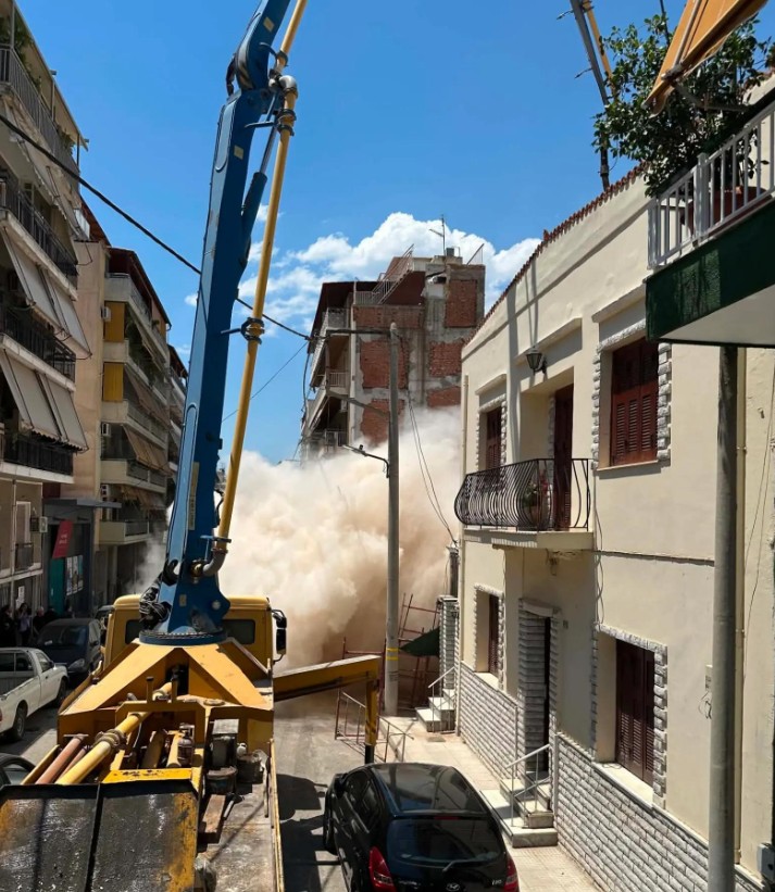 Πετράλωνα: Καρέ-καρέ η στιγμή της κατάρρευσης της πολυκατοικίας