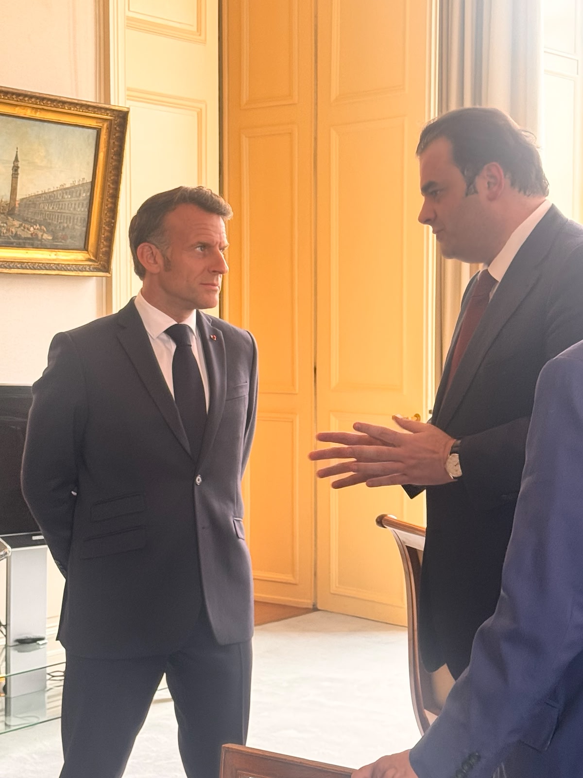 Σύντομη συνάντηση του Πιερρακάκη με τον Μακρόν στο Παρίσι