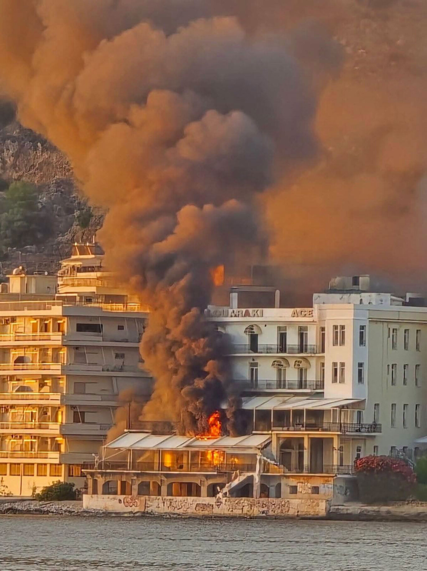 Λουτράκι: Φωτιά σε εγκαταλελειμμένο ξενοδοχείο δίπλα σε σπίτια