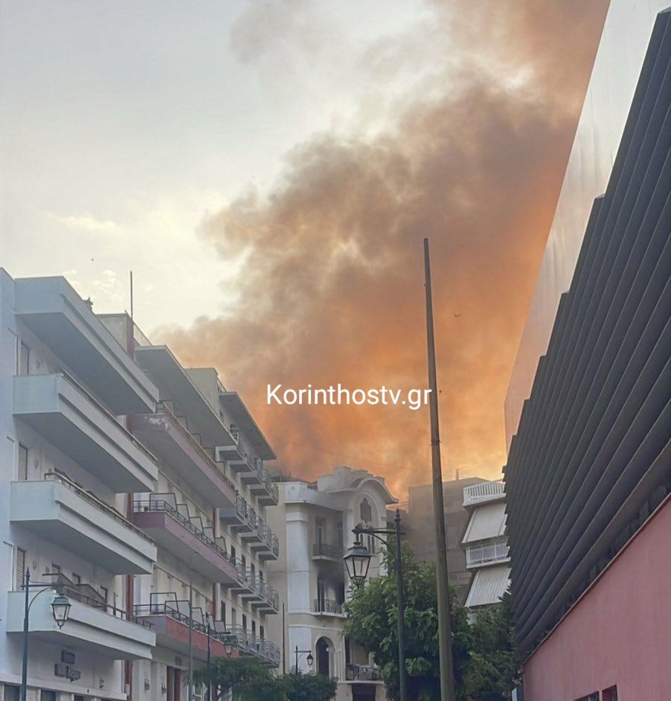 Λουτράκι: Φωτιά σε εγκαταλελειμμένο ξενοδοχείο δίπλα σε σπίτια