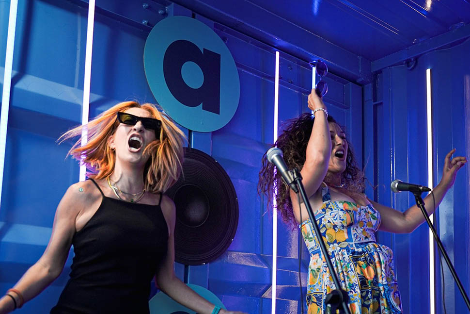 Karaoke και αναμνηστικές φωτογραφίες από την Allwyn