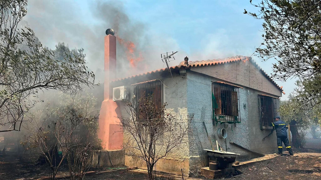 Πυρκαγιά στην Αργολίδα: Κάηκαν σπίτια στο Φίχτι