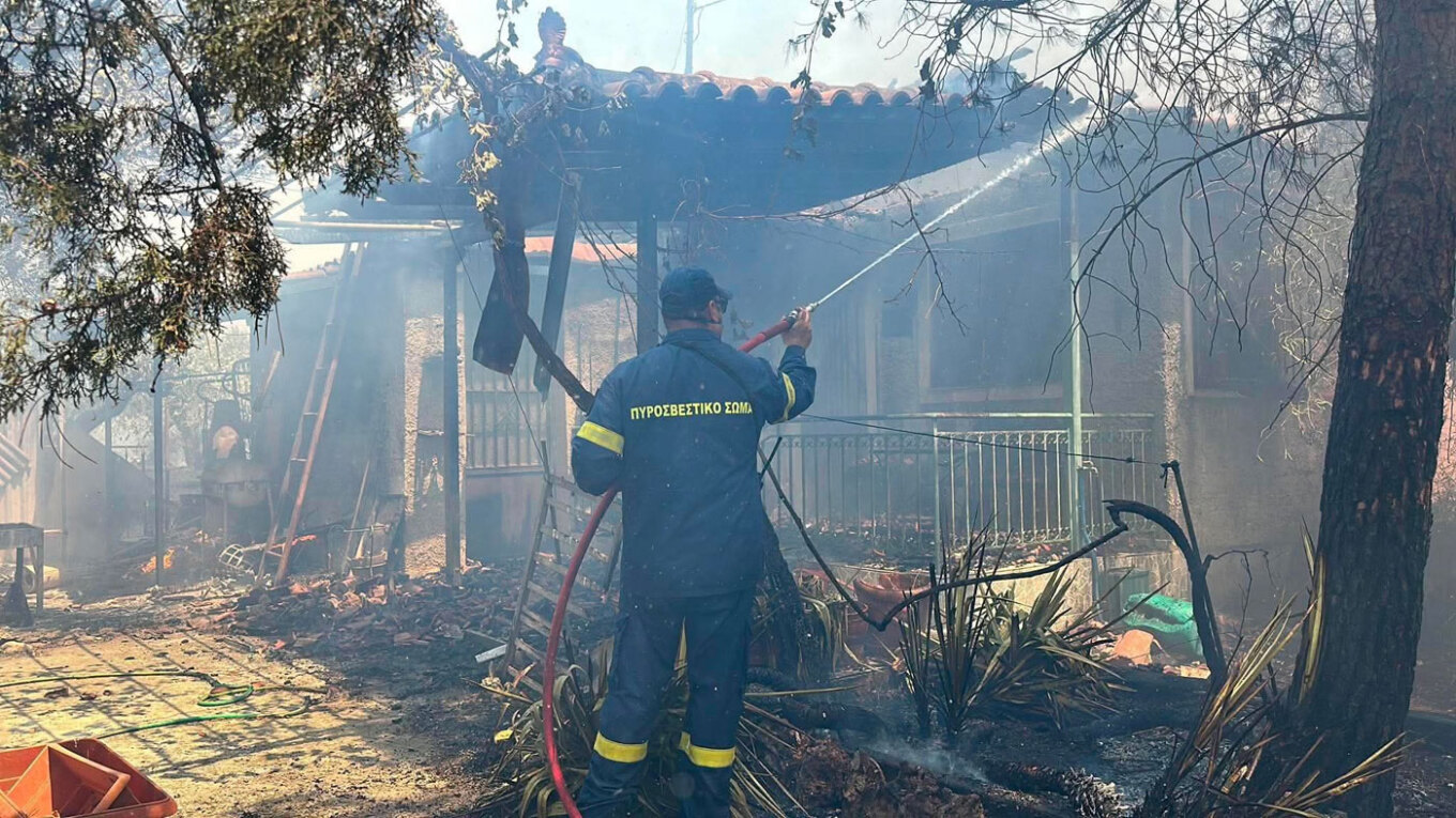 Πυρκαγιά στην Αργολίδα: Κάηκαν σπίτια στο Φίχτι