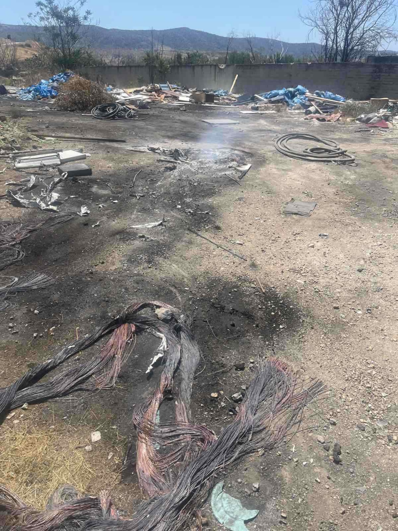 Φυλή: Συνελήφθη 25χρονος που πέταξε καλώδια και τους έβαλε φωτιά 