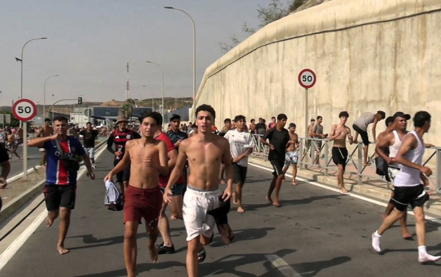 Mαζική απόβαση παράνομων μεταναστών στη Θέουτα