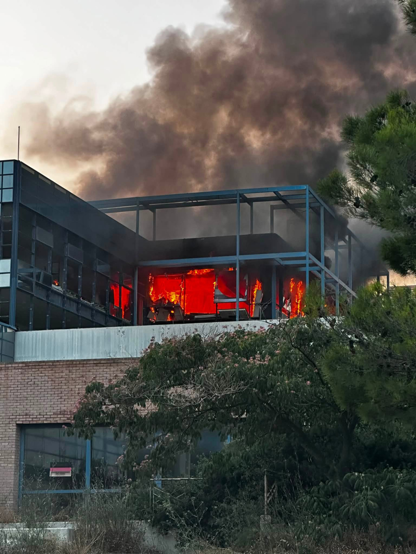 Φωτιά σε εγκαταλειμμένο κτίριο στο Ολυμπιακό Χωριό